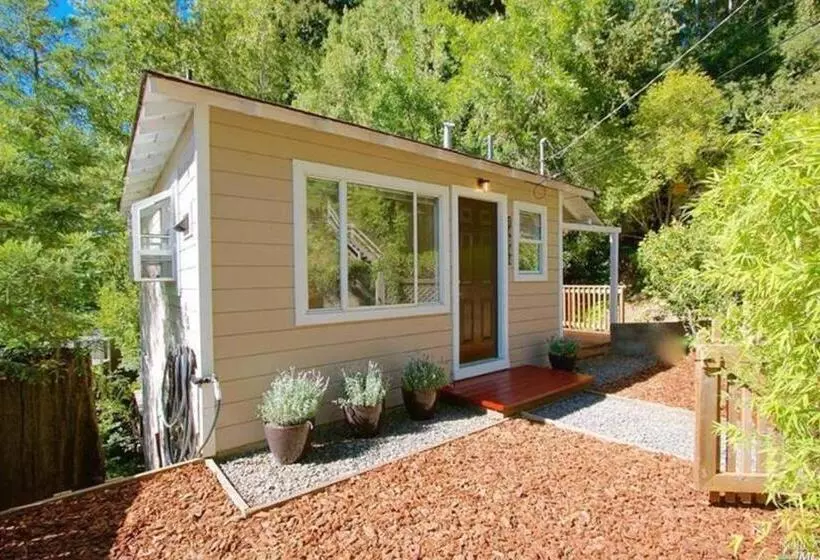 ホテル Downtown Cottage In The Woods