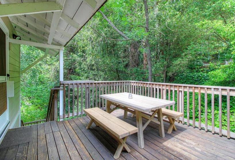 ホテル Downtown Cottage In The Woods