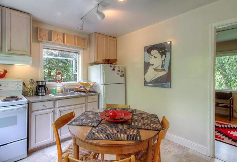 ホテル Downtown Cottage In The Woods