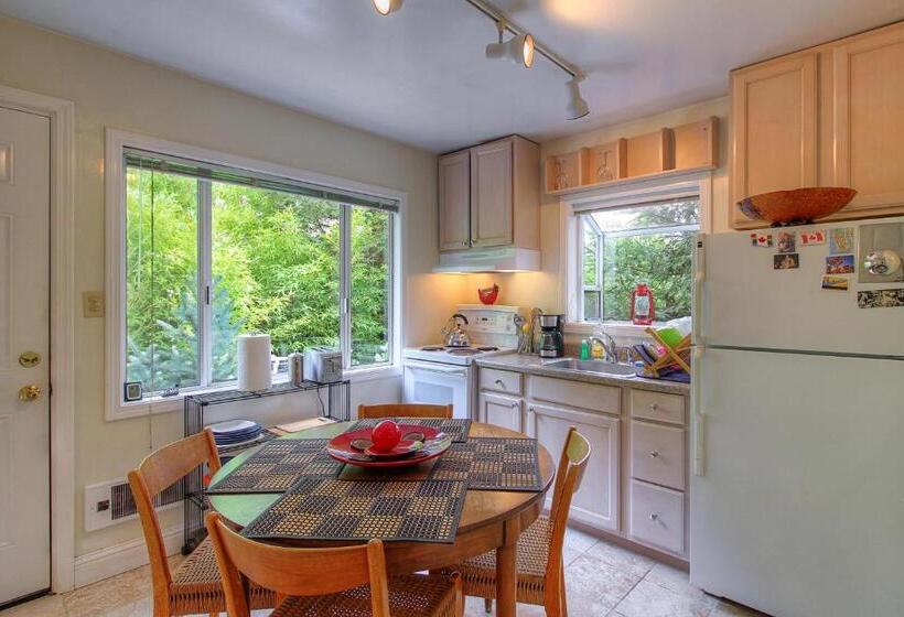 ホテル Downtown Cottage In The Woods