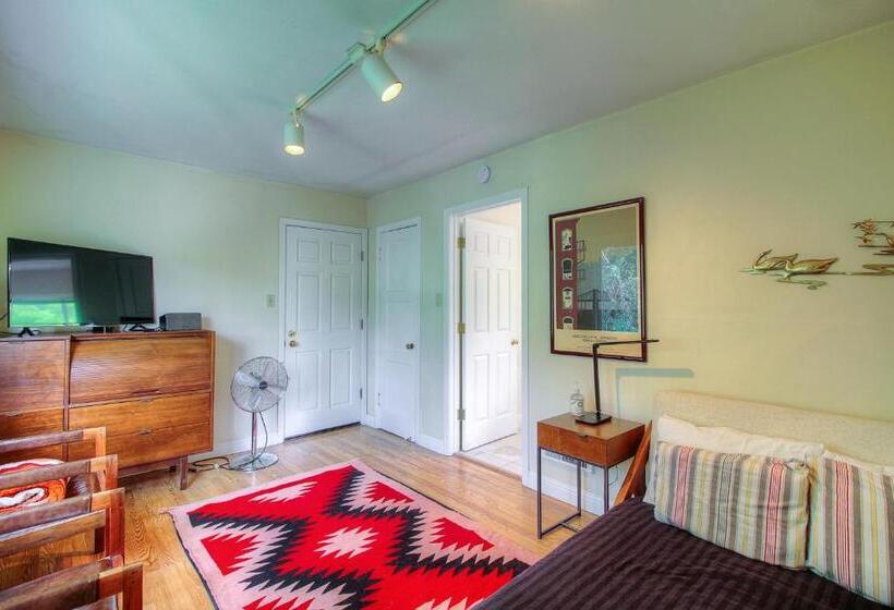 ホテル Downtown Cottage In The Woods