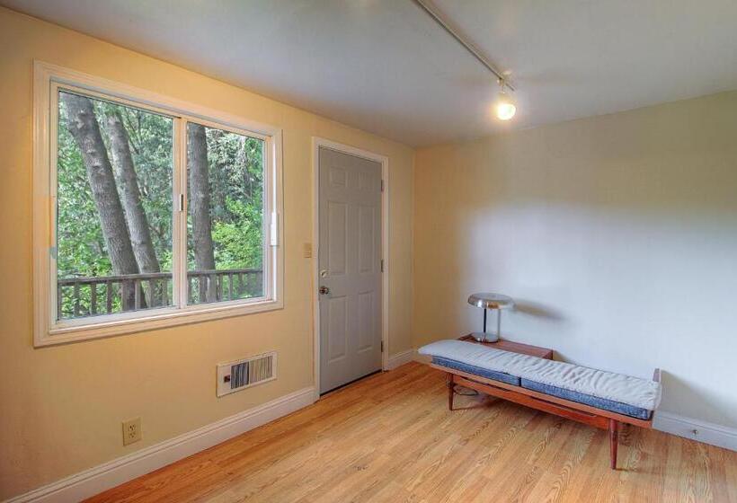 ホテル Downtown Cottage In The Woods