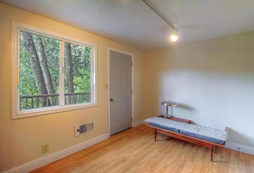 ホテル Downtown Cottage In The Woods