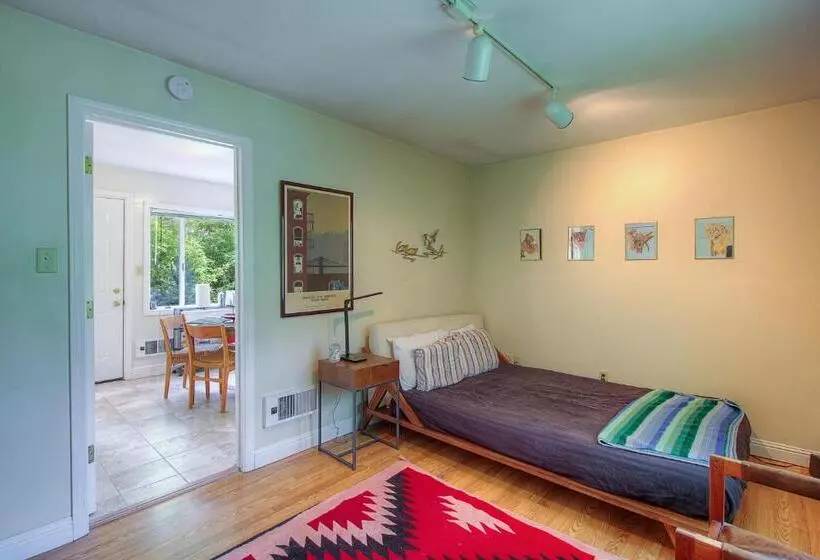 ホテル Downtown Cottage In The Woods