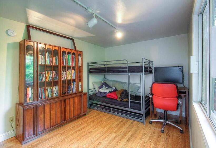 ホテル Downtown Cottage In The Woods