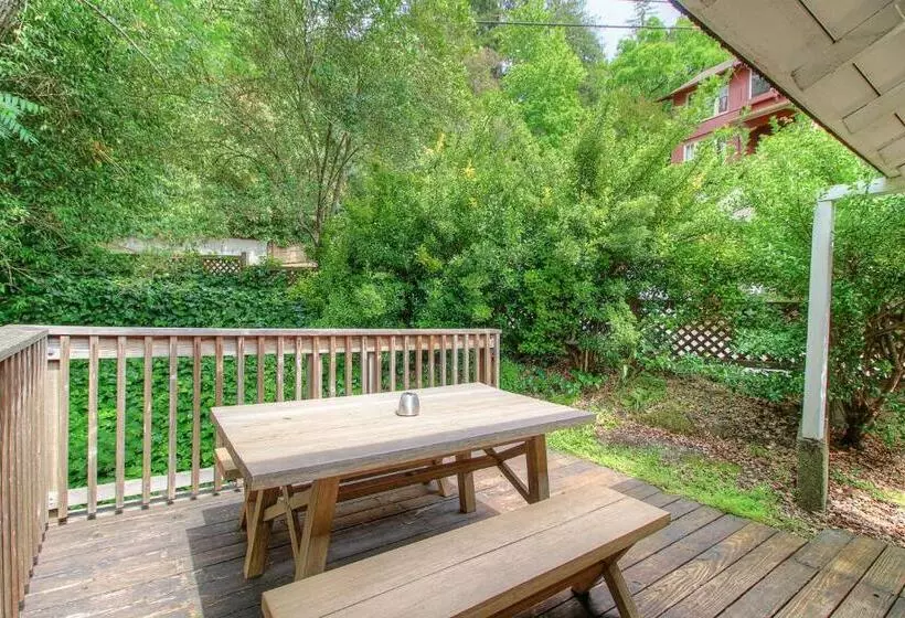 ホテル Downtown Cottage In The Woods
