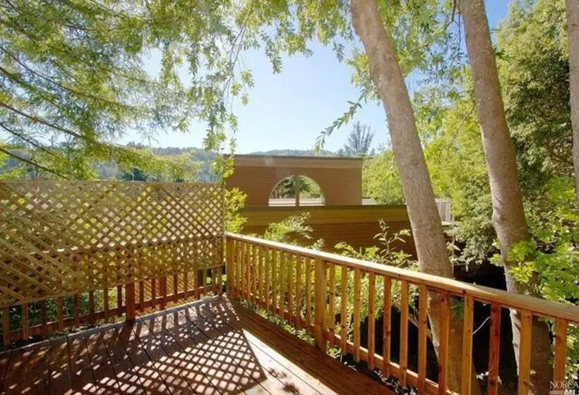 ホテル Downtown Cottage In The Woods