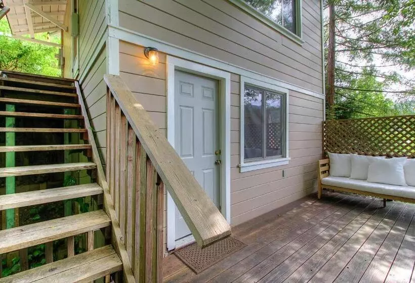 ホテル Downtown Cottage In The Woods