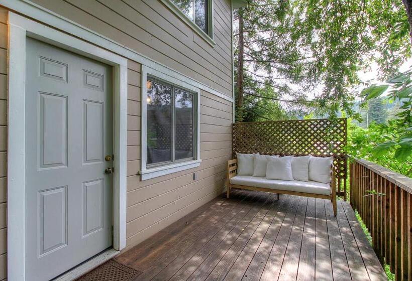 ホテル Downtown Cottage In The Woods