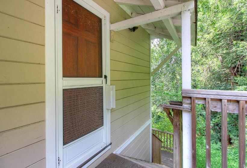 ホテル Downtown Cottage In The Woods