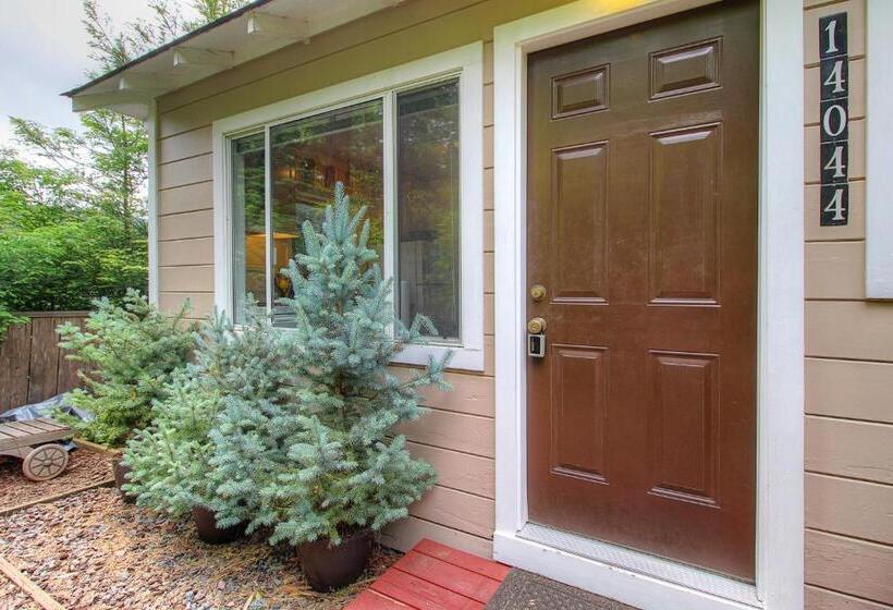 ホテル Downtown Cottage In The Woods