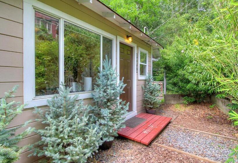 ホテル Downtown Cottage In The Woods