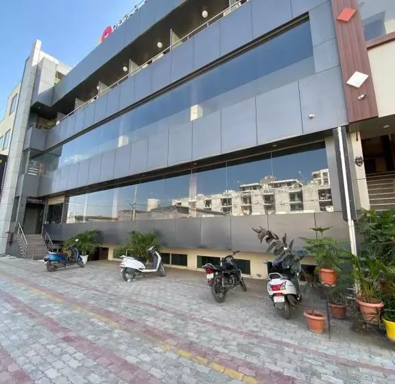 هتل Jb Residency !! Luxurious & Royal Balcony Rooms !! Large Rooms