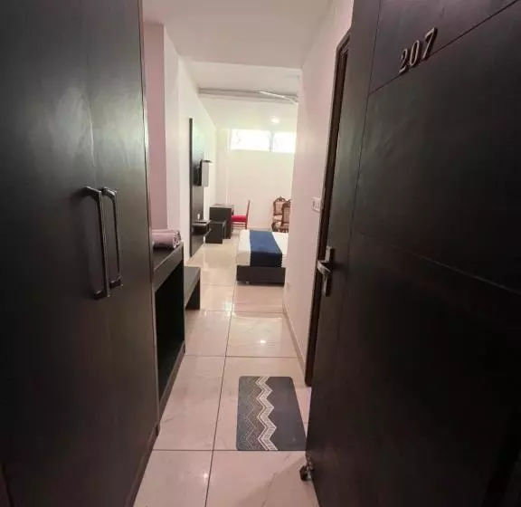 هتل Jb Residency !! Luxurious & Royal Balcony Rooms !! Large Rooms