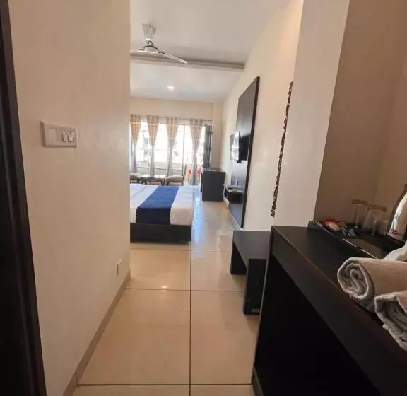 هتل Jb Residency !! Luxurious & Royal Balcony Rooms !! Large Rooms