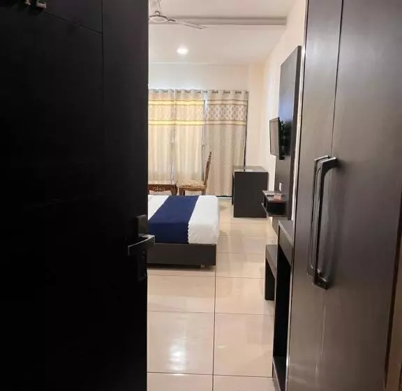 هتل Jb Residency !! Luxurious & Royal Balcony Rooms !! Large Rooms