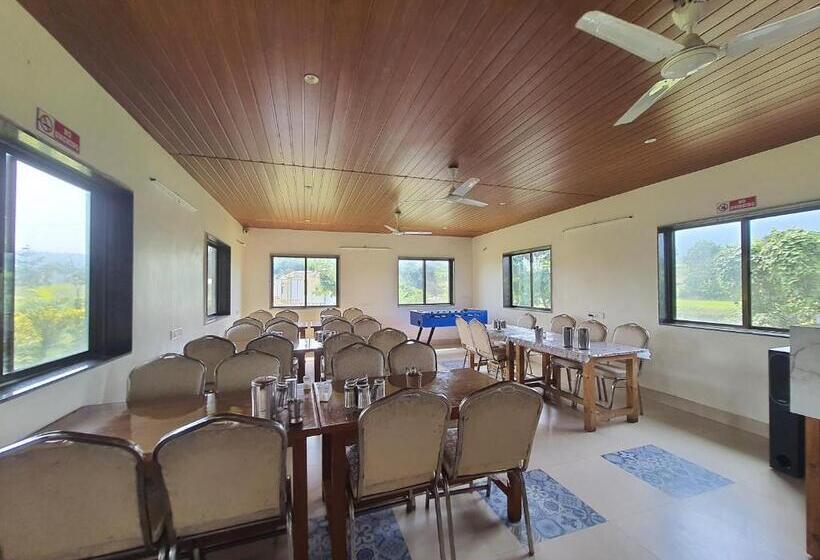 Отель Saifarm Resort Lonavala