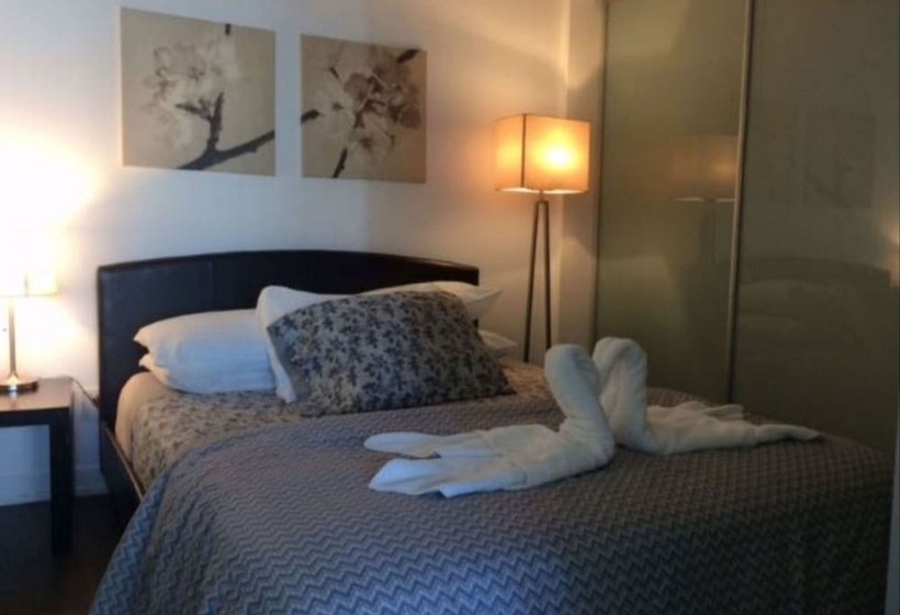 בית מלון כפרי Pelicanstay In Toronto Fashion District