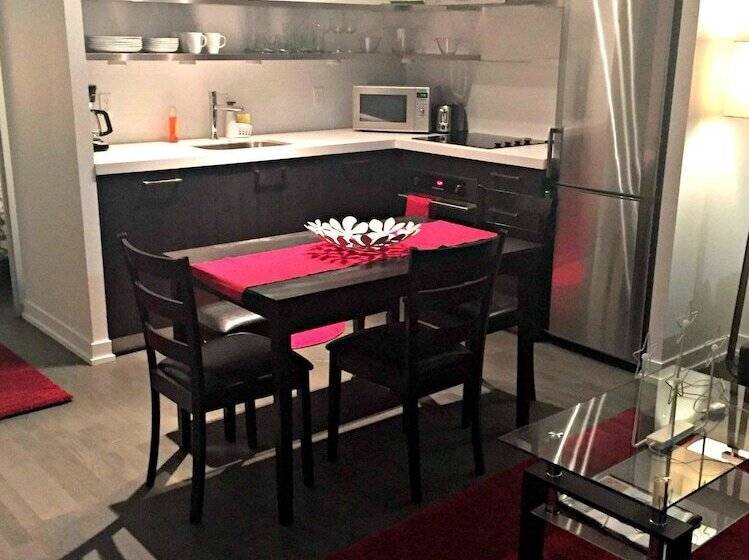 בית מלון כפרי Pelicanstay In Toronto Fashion District