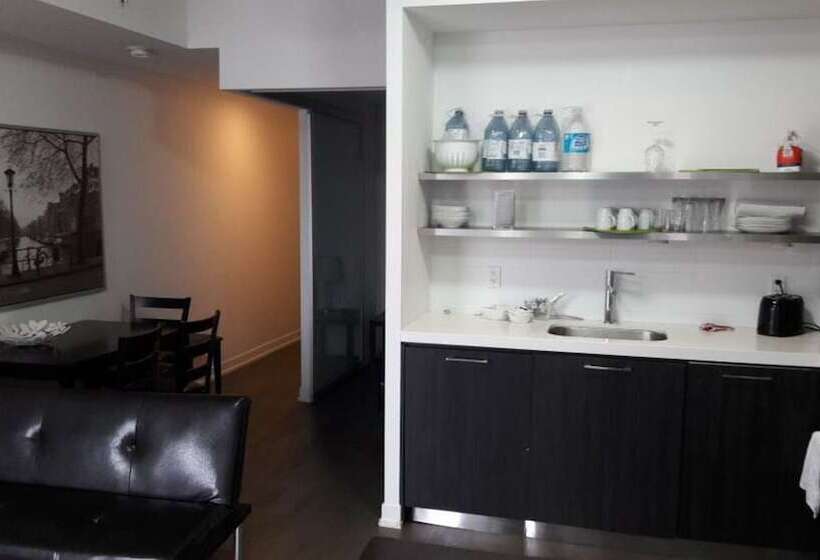 בית מלון כפרי Pelicanstay In Toronto Fashion District