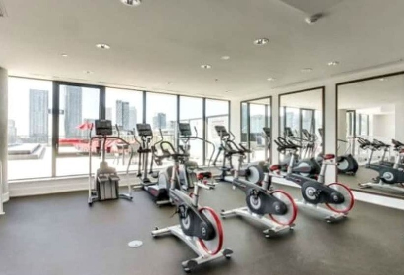 בית מלון כפרי Pelicanstay In Toronto Fashion District