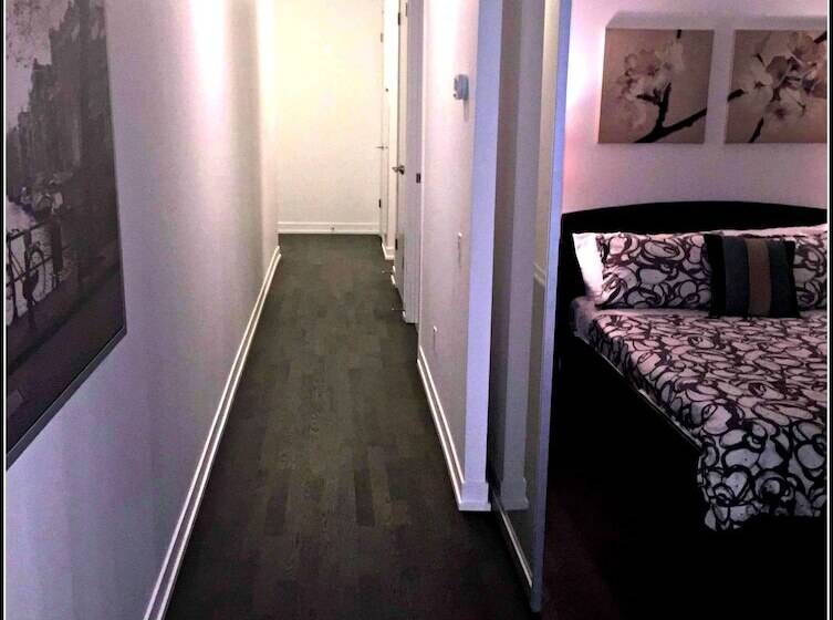 בית מלון כפרי Pelicanstay In Toronto Fashion District