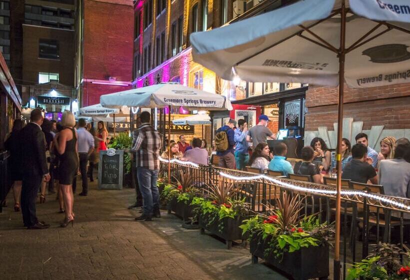 בית מלון כפרי Pelicanstay In Toronto Fashion District