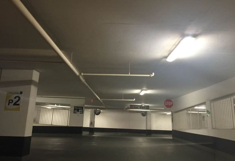 בית מלון כפרי Pelicanstay In Toronto Fashion District