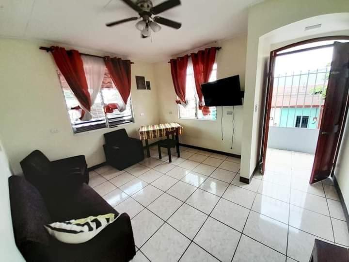 تختخواب و صبحانه Hostal Jusa