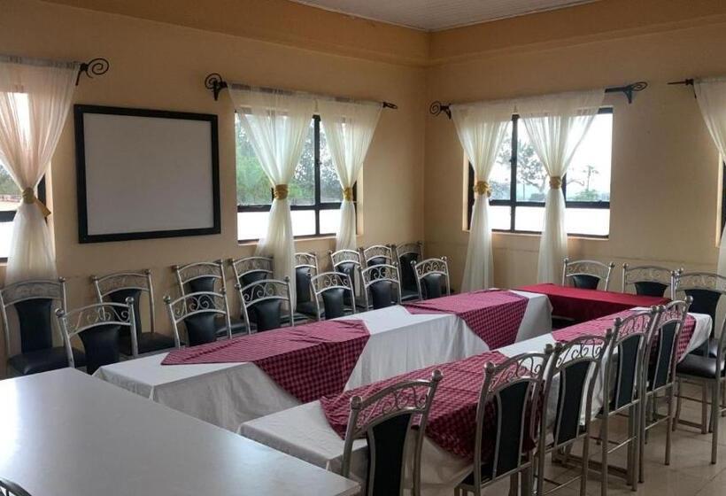 هتل Catch 22 Lounge & Lodge