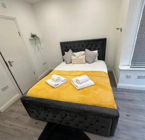 펜션 Greenford Stays