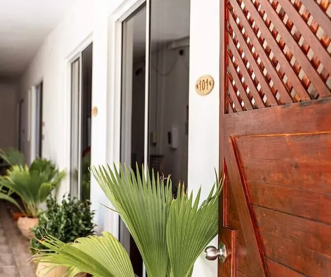 پانسیون Holiday Crib