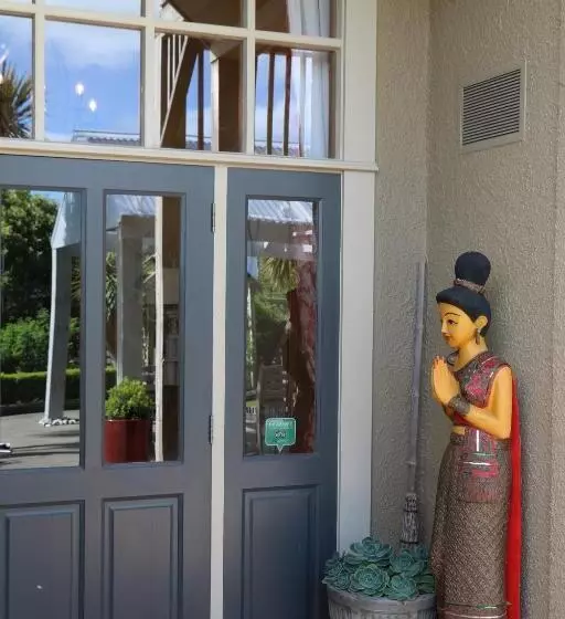 پانسیون La Riviera Guesthouse