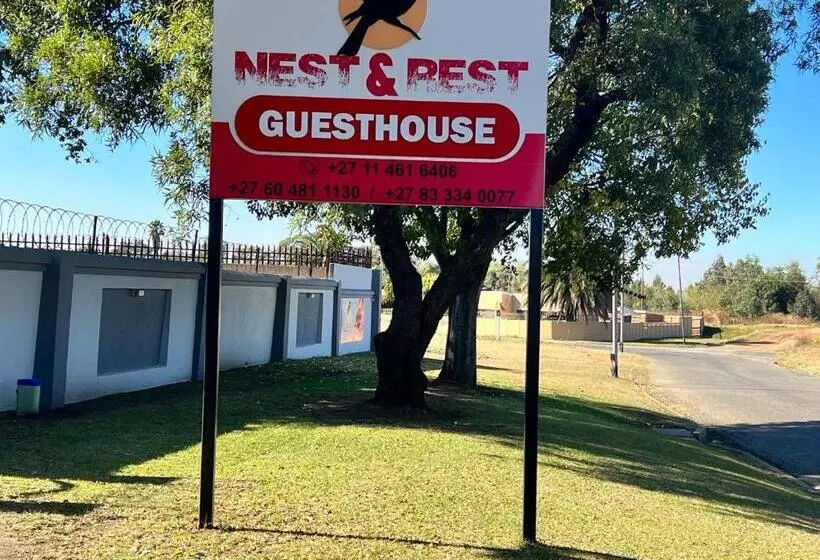 ペンション Nest And Rest Guest House