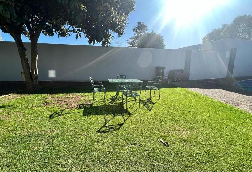 Pensió Nest And Rest Guest House