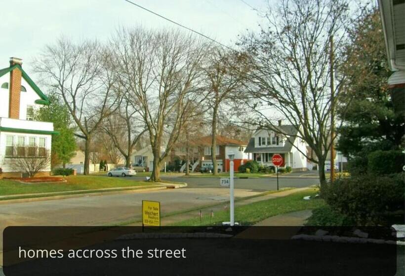 펜션 Room In House Lovely Room, Medical Clinical, Shops Restaurant M