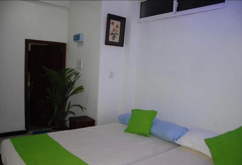 بنسيون Surf Lodge