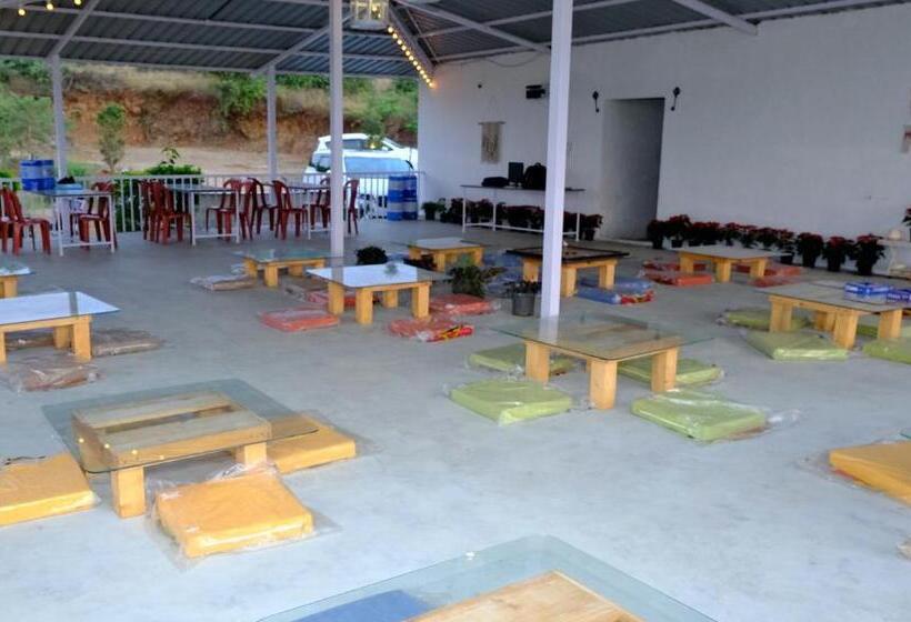 אתר נופש Hakuna Matata Poolside Camping Pawana