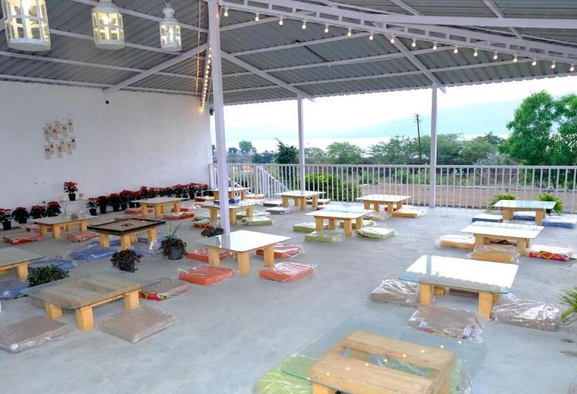 אתר נופש Hakuna Matata Poolside Camping Pawana