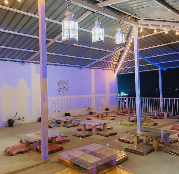 אתר נופש Hakuna Matata Poolside Camping Pawana