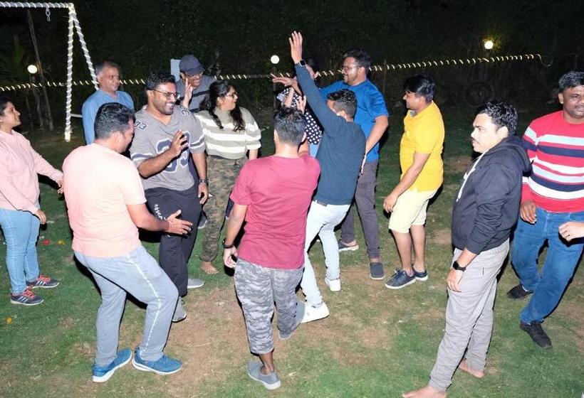 אתר נופש Hakuna Matata Poolside Camping Pawana