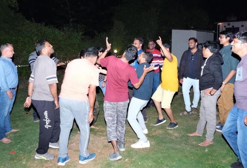 אתר נופש Hakuna Matata Poolside Camping Pawana