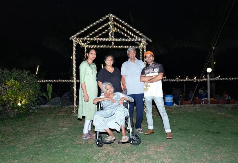 אתר נופש Hakuna Matata Poolside Camping Pawana