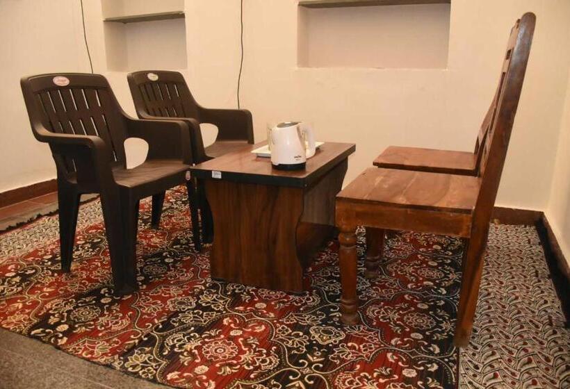 Hotel Oyo 8201 Blg Villa Guest House