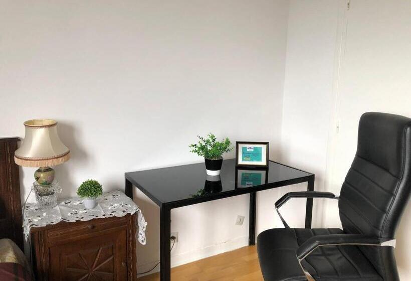 پانسیون Room In Apartment   Private Room In Beavais