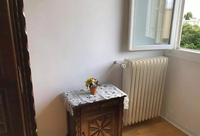 پانسیون Room In Apartment   Private Room In Beavais