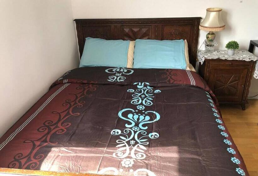 پانسیون Room In Apartment   Private Room In Beavais