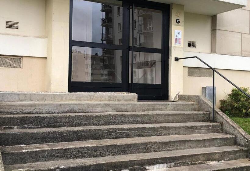 پانسیون Room In Apartment   Private Room In Beavais