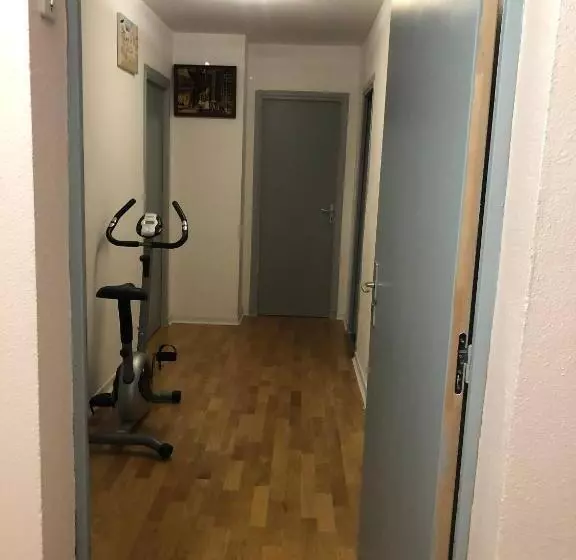 پانسیون Room In Apartment   Private Room In Beavais