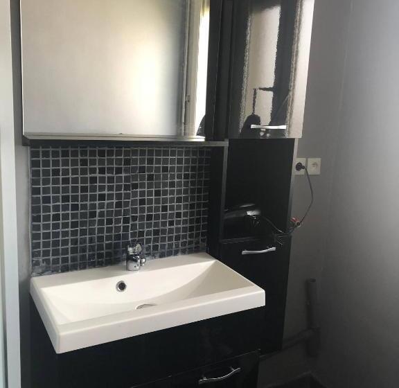 پانسیون Room In Apartment   Private Room In Beavais